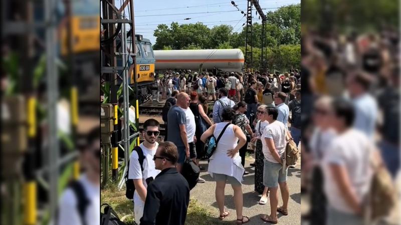 A Balaton partján, az Intercity vonat váratlanul megakadt, és kénytelenek voltak az utasokat kiszállítani. A helyzet elképesztő késéseket okozott, ami sok utazót kellemetlenül érintett.