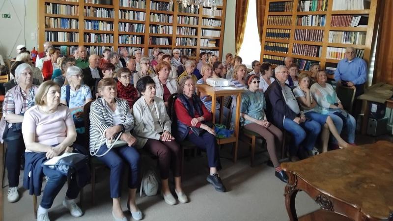 Fedezd fel Skóciát a magyar szálon keresztül: egy különleges utazás, ahol a skót tájak szépsége és a magyar kultúra találkozik. Képzeld el, ahogy a zöld dombok között sétálva hallod a magyar népdalok dallamát, miközben a legendás Loch Ness partján állsz. 