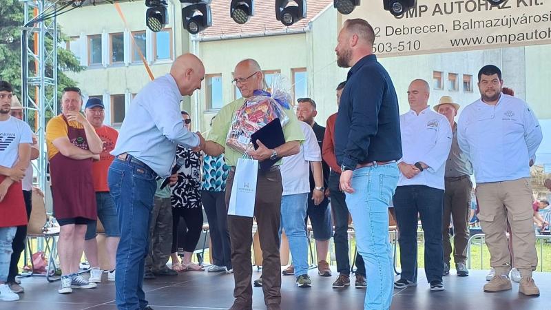 Kiemelkedő elismerésben részesült a madarak hortobágyi megmentője, aki fáradhatatlan munkájával és elkötelezettségével olyan különleges díjat érdemelt ki, amely méltó a természet védelmében végzett tevékenységéhez.