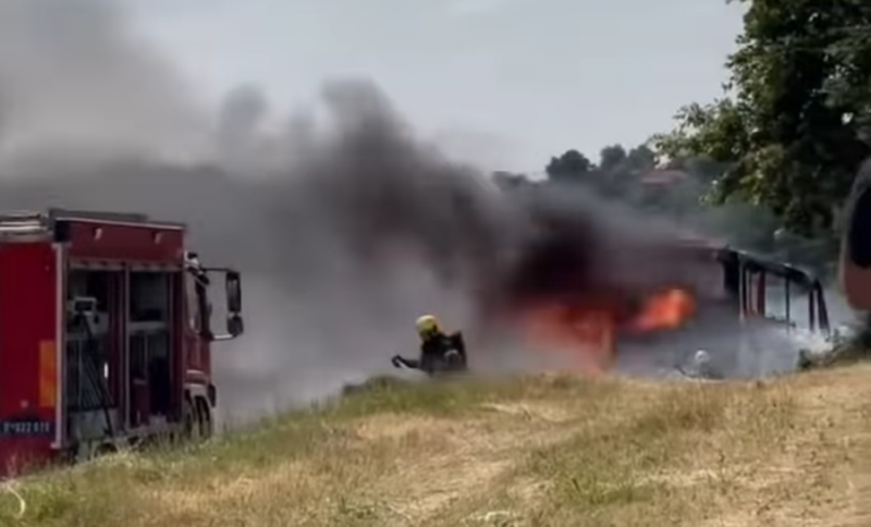 Teljes mértékben megsemmisült a Bečejprevoz autóbusza (Videóval)
