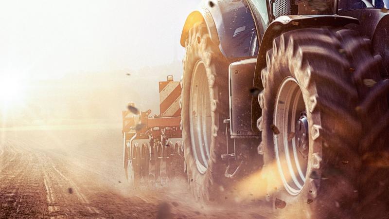 Lángokba borult egy traktor, ami következtében több mint egy hektáros terület vált hamuvá.