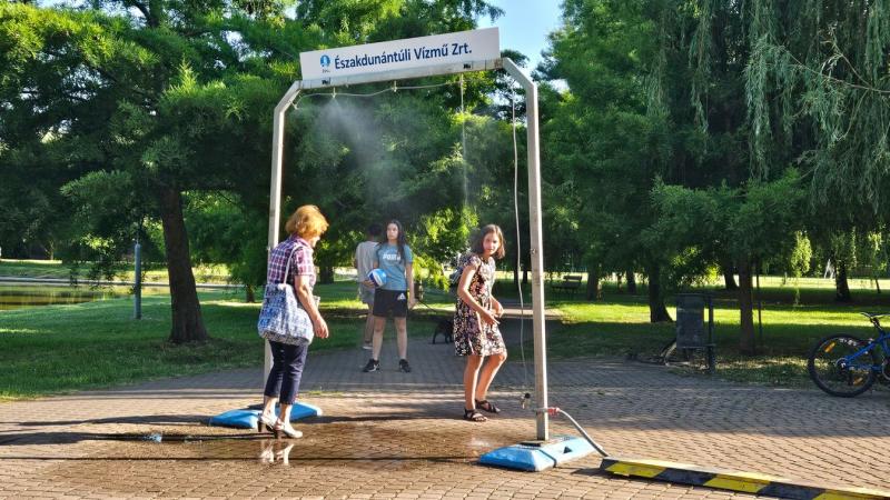 Újra életre keltek a párakapuk, és a város utcáin ismét feltűnt a locsolókocsi, frissítő permetét szórva a hőség ellen.