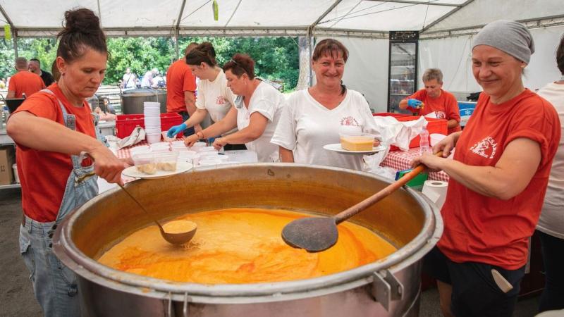 Szinte 3 tonna friss hal kerül felhasználásra! - Idén is különleges áron elérhető lesz a tiszacsegei halászlé.