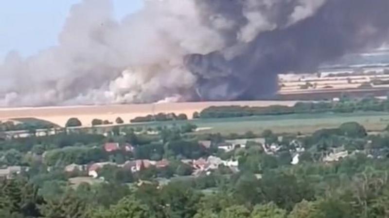 Videón látható a sűrű füst! Tarlótűz akadt a forgalom útjába az M1-es autópályán.