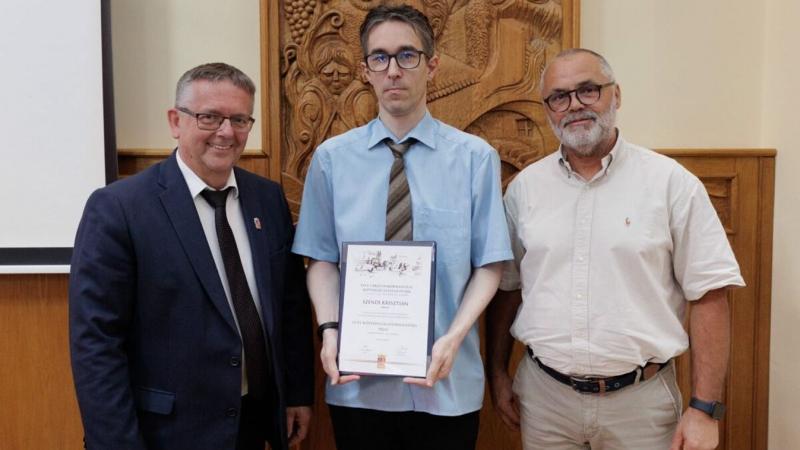 Szendi Krisztián, a közszolgálati szektor kiváló képviselője, az év közszolgálati dolgozójának választották. Elkötelezett munkájával és példaértékű hozzáállásával nemcsak kollégái, hanem a közösség elismerését is kivívta. Az ő példája mutatja, hogy a szor