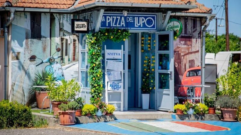 Ez a borsodi kisfaluban készült sült pizza igazi különlegesség, ami még Nápoly ínycsiklandó utcai falatozóinak is tiszteletet parancsol. Képek és videók tanúskodnak arról, hogy ez a finomság nem csupán étel, hanem egy élmény is!