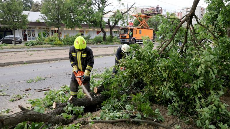 Két tűzoltó súlyos sérüléseket szenvedett a hét elején, amikor a heves vihar tombolt, és éppen egy életmentő akciót hajtottak végre.