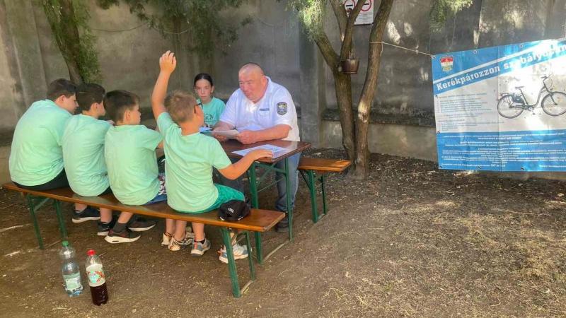 Rendőrök érkeztek a jászkunsági településekre, hogy egy kulcsfontosságú feladatot teljesítsenek.