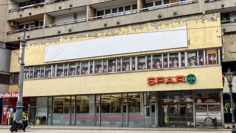 Fedezd fel a Spar utolsó napjának varázsát: a polcok üressége és a lenyűgöző akciós árak egy különleges vásárlási élményt kínálnak! Ne hagyd ki az alkalmat, hogy a legjobb ajánlatokat csapd le, mielőtt a bolt végleg bezár!