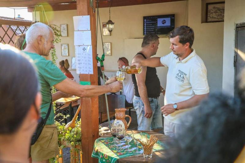 Idén is rengetegen látogattak el a pincesorra, hogy élvezzék a festői környezetet és a helyi ízeket.