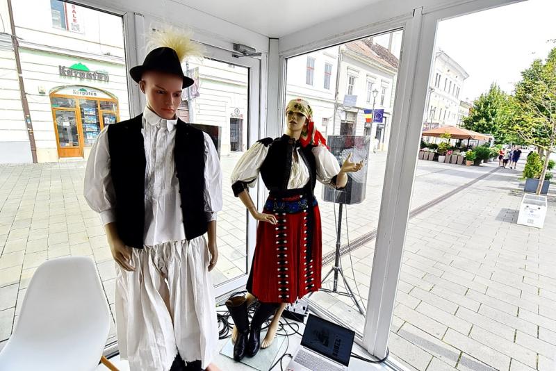 Erdélyi népviseleti próbafülke és tisztaszoba varázslatos világába léphetünk be a Kolozsvári Magyar Napokon. Itt a hagyományos öltözetek szépsége és a kulturális örökség élménye egyesül, lehetőséget adva arra, hogy mindenki a saját bőrébe bújhasson, és a 
