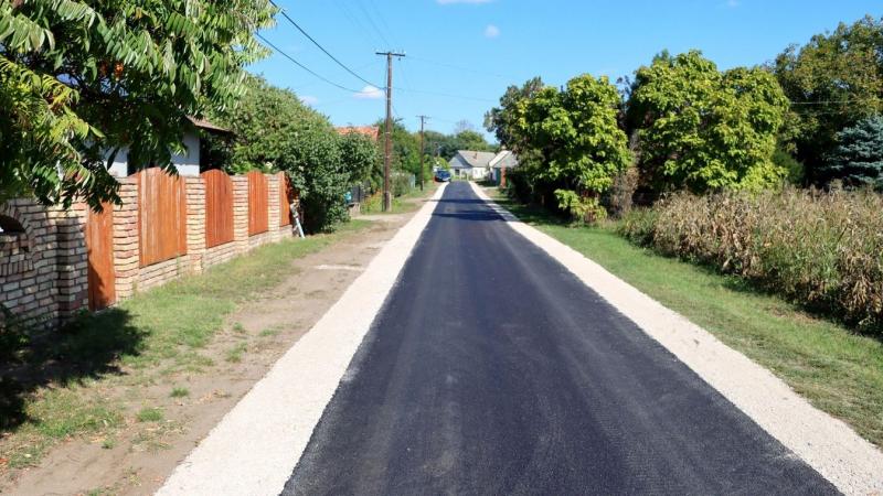 Új utcakép a kis faluban: a fejlődés minden sarokban érezhető.