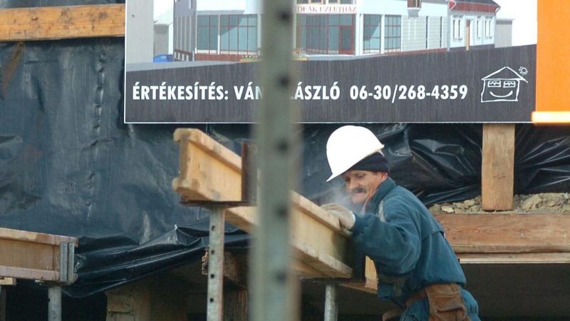 Új fejezet nyílhat a magyar ingatlanpiacon: a 3%-os, rögzített kamatozású lakáshitel bevezetése, a felgyorsított engedélyezési folyamatok és a társasházi építményi jog megjelenése mind-mind elősegíthetik a lakáspiaci dinamika fellendülését.