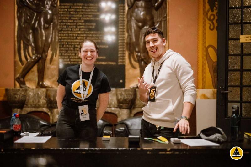 A 33. Alter-Native fesztivál lendületesen vette kezdetét Marosvásárhelyen, ahol filmek, koncertek és éjszakai vetítések varázsolták el a közönséget. Az esemény igazi kulturális forgatagot teremtett, tele izgalmas programokkal és különleges élményekkel.