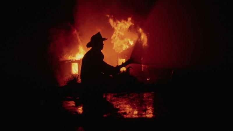 Egy hatalmas robbanás rázta meg az öcsödi utcát, amelynek felfoghatatlan ereje kilométerekről is látható füstoszlopot emelt az ég felé.