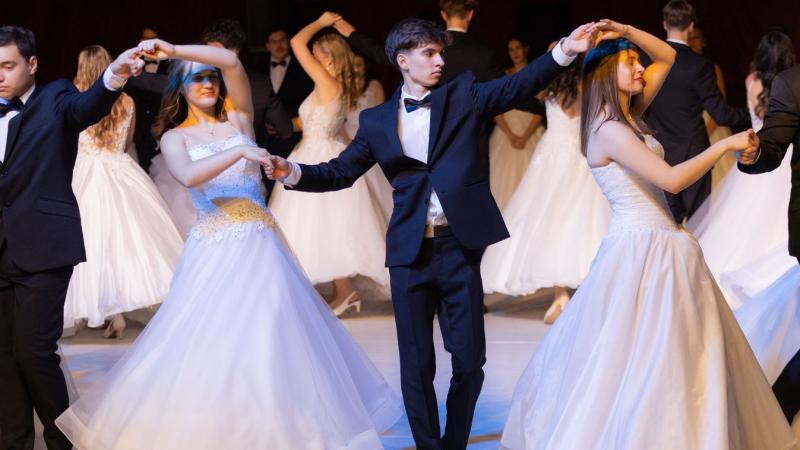 Hófehér öltözetek és suhogó szoknyák – az Árpád Gimnázium ünnepélyesen megrendezte szalagavató bálját! Nézd meg a galériát és a videót, hogy átélhesd a varázslatos pillanatokat!