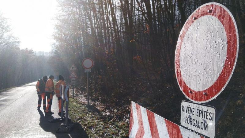 Rövidesen elindulhat a forgalom a 25-ös úton, hiszen a felújítási munkálatok zökkenőmentesen haladnak előre.