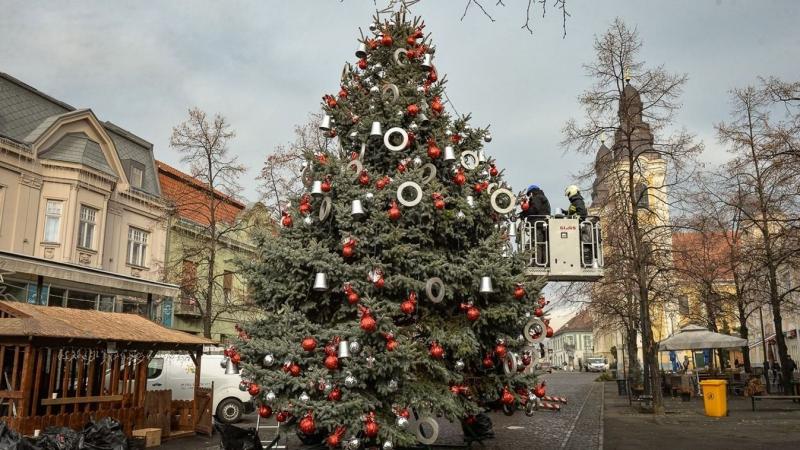 Gyöngyös karácsonyfája most piros és ezüst díszítésbe öltözik, így varázslatos ünnepi hangulatot teremtve a város szívében. A gyönyörű fények és díszek egyedi látványt nyújtanak, melyekkel a helyiek és a látogatók is együtt ünnepelhetik a karácsonyi idősz