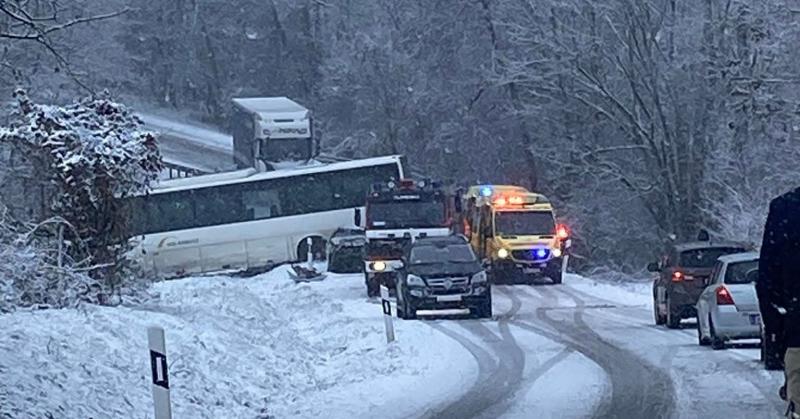 A havazás súlyos fennakadásokat idézett elő a budapesti és az országos közlekedésben, elakadt buszokkal és balesetekkel tarkítva a napot. Az időjárás viszontagságai káoszt teremtettek az utakon, megnehezítve ezzel az ingázók életét.