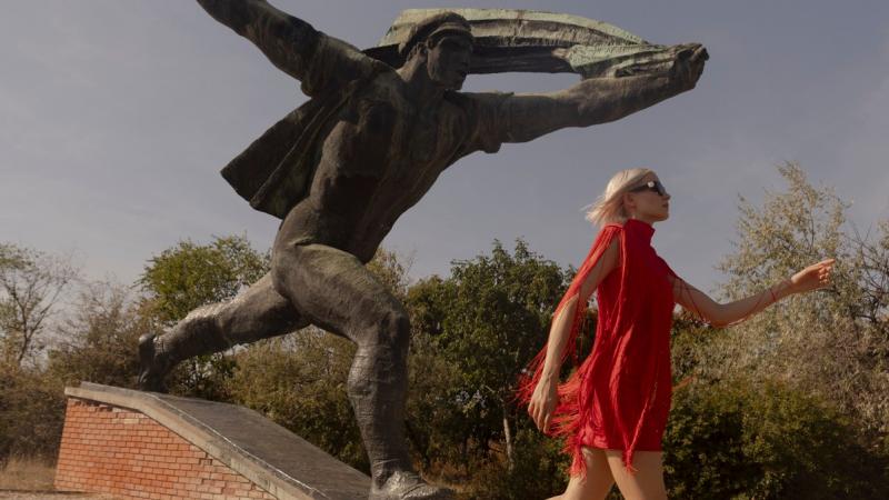 Fedezd fel a Memento Park lenyűgöző világát egy virtuális sétán! Merülj el a múlt emlékeiben, és barangolj a kommunista időszak szobrainak sokszínű táján. A park nem csupán művészeti alkotások gyűjteménye, hanem történetek és emlékek szövevénye is, amelye