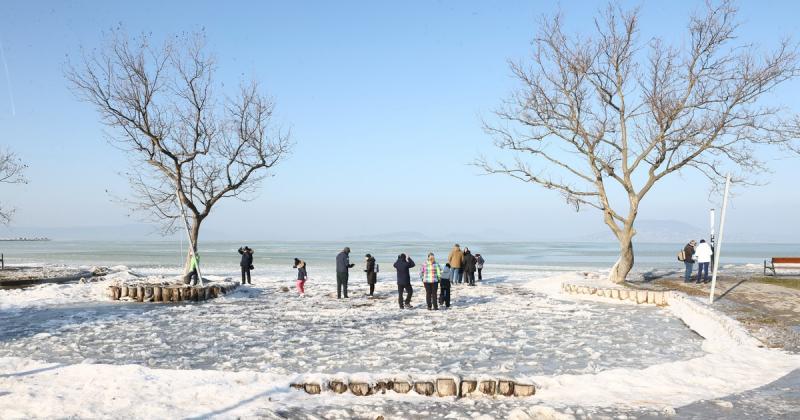 A Balaton víztükre hófehérbe öltözött, lenyűgöző fényképek tanúsítják, hogy a tó körüli táj varázslatos átmenetben van.