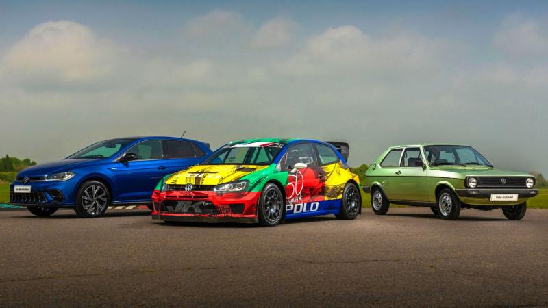 A VW Polo versenyautó most egy igazán különleges, Harlekin-stílusú dizájnnal ünnepli a versenyzést. Ez a figyelemfelkeltő megjelenés nemcsak a jármű dinamikus teljesítményét tükrözi, hanem színes, játékos karakterével is magával ragadja a nézőket. Az élén