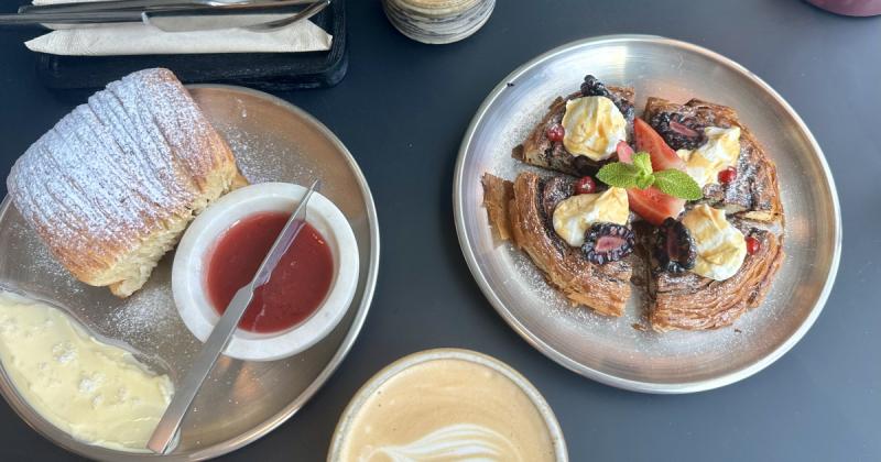 Különleges hétvégi brunch élmény vár ránk a SALT Bakery-ban, ahol a hagyományos kakaós csiga lapított változata és a pikáns kimcsis melegszendvics egyedülálló ízkombinációval kápráztatja el a vendégeket. Az újítókedvű pékség friss, kreatív fogásaival gara