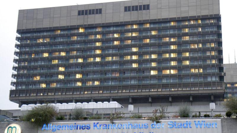 Egy bécsi kórház falai között egy leprás beteg kapja meg a szükséges orvosi ellátást, ahol a szakemberek a legmodernebb módszerekkel igyekeznek javítani állapotán és támogatni a gyógyulás folyamatát.