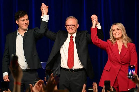 A Trump-ellenes hangulatot kihasználva Anthony Albanese pártja győzelmet aratott az ausztrál választások során.