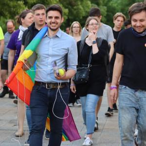 Debrecenben egy ellentüntető lecsapott a Pride-zászlóra, amelyet a Momentum elnöke tartott a kezében.