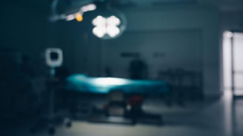 Nyitott hasfala miatt világra jött újszülöttön sikeres műtéti beavatkozásokat hajtottak végre a szakemberek.