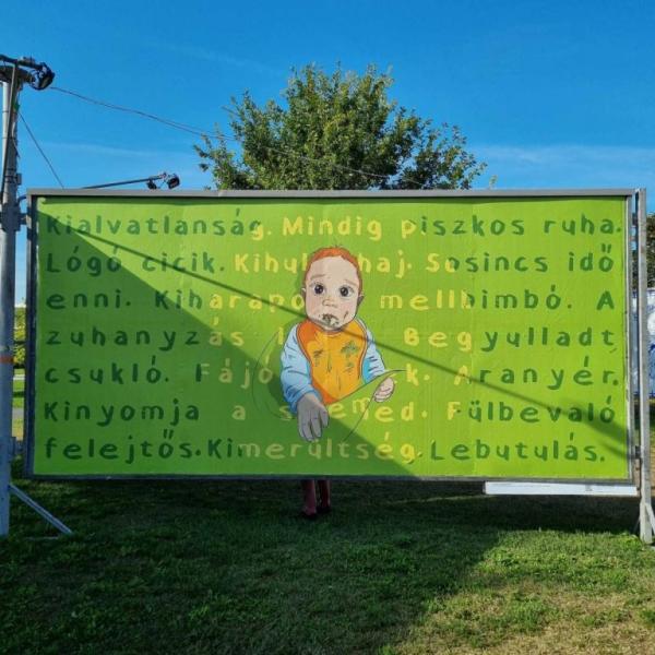 Szabálysértési eljárás indult Dúró Dóra ellen, miután módosított egy, a családokat támadó plakátot.