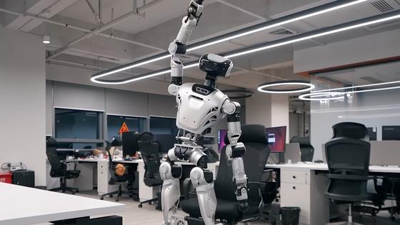 Ez a kínai robotot is megterheli a hosszú órákon át tartó irodai ücsörgés – ezért időnként feláll, és végez néhány nyújtó gyakorlatot a feszültség oldása érdekében (videó).
