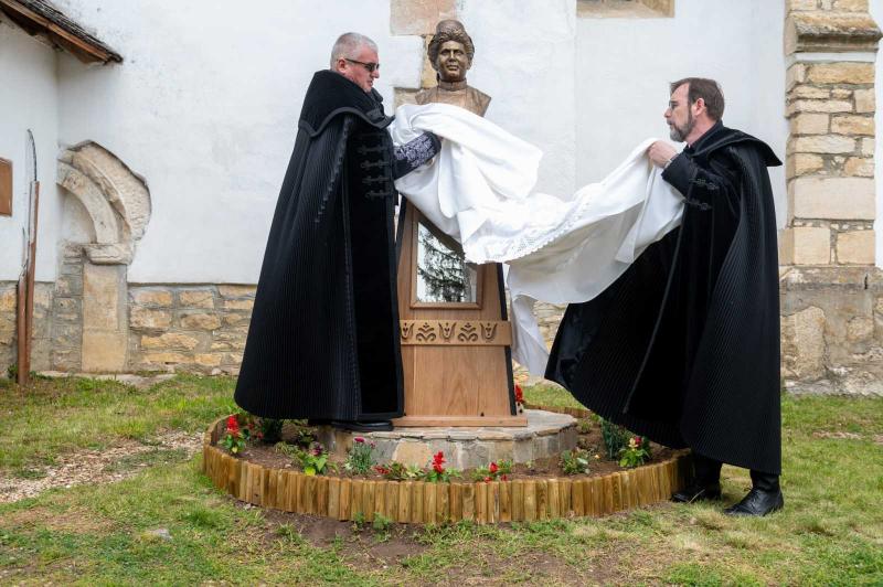 Kalotaszeg büszkesége, a nagyasszony, új szobrot kapott, amely méltóképpen örökíti meg alakját és hagyatékát.