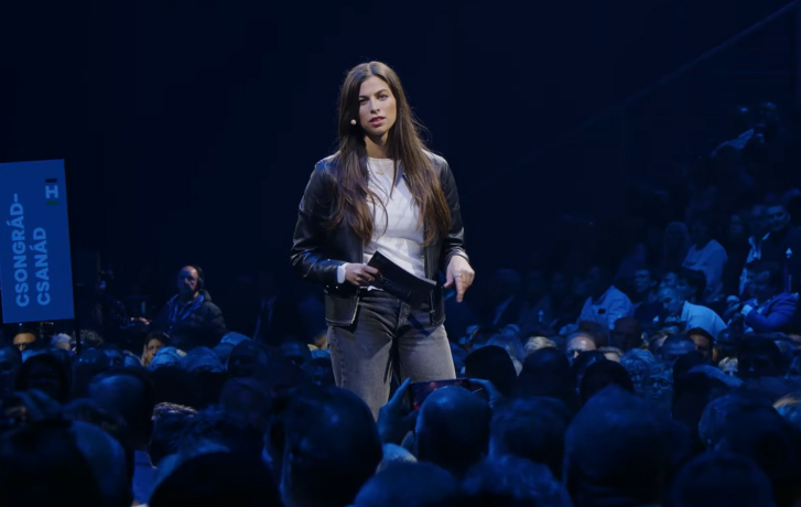 Szentkirályi Alexandra női kommentelők támogatásával kívánja megóvni a gyermekeket a különböző veszélyektől.