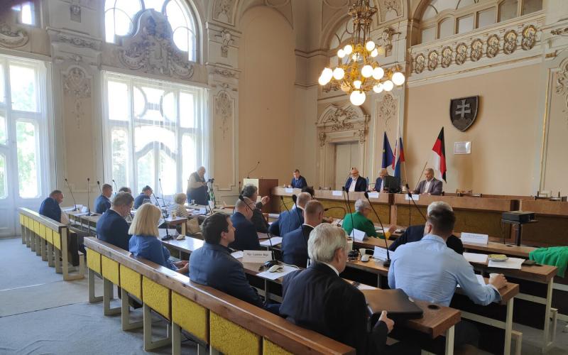 Rimaszombat önkormányzata egy beruházás kapcsán törvényt sértett, ám a polgármester mégis büszkén áll ki a választása mellett.