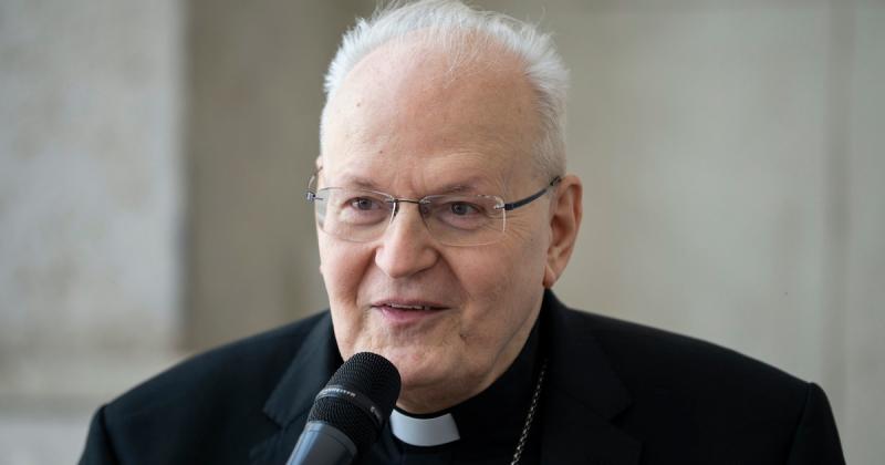 Erdő Péter: A keresztény ember mint a remény nagykövete

A keresztény hit alapvető eleme a remény, amely nem csupán egy érzelem, hanem egy aktív életforma is. Erdő Péter gondolatai szerint a keresztény ember feladata, hogy ebben a világban, amely tele van