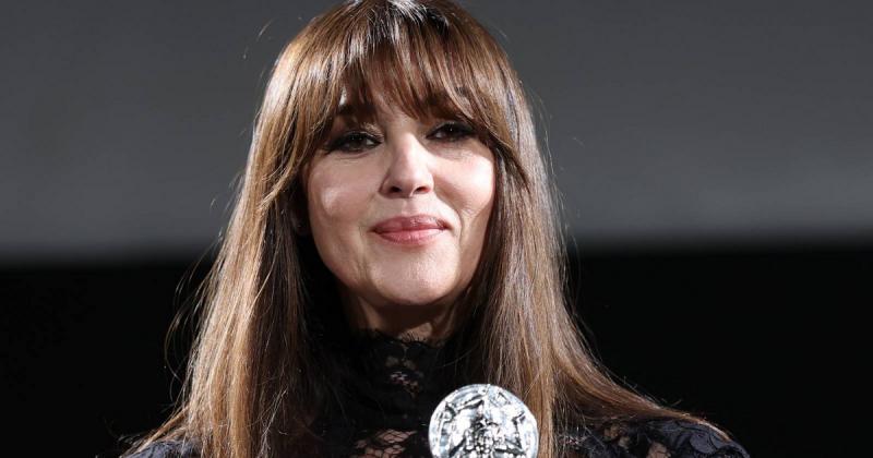 Monica Bellucci, a 60 éves szépség, egy lenyűgöző átlátszó csipkeruhában tündökölt, miközben párjával együtt jelent meg a filmfesztivál vörös szőnyegén. A sztár egyedi stílusával és karizmájával varázsolta el a közönséget, ragyogása pedig még inkább fokoz