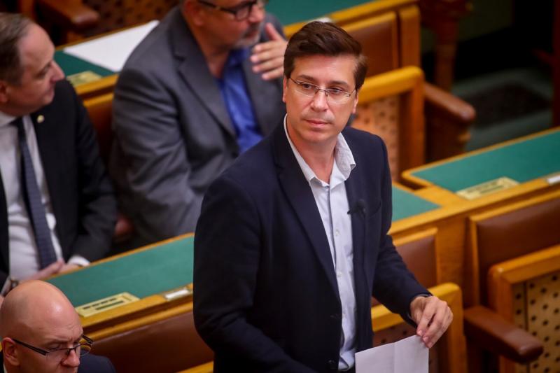 Lukács László György kifejtette, hogy Kelet-Magyarország fokozatosan olyan területté alakul, ahol a drogproblémák és a betörések miatt a közbiztonság jelentős mértékben csökken, így egyre inkább elkerülendő helyszínné válik. - Alfahir.hu