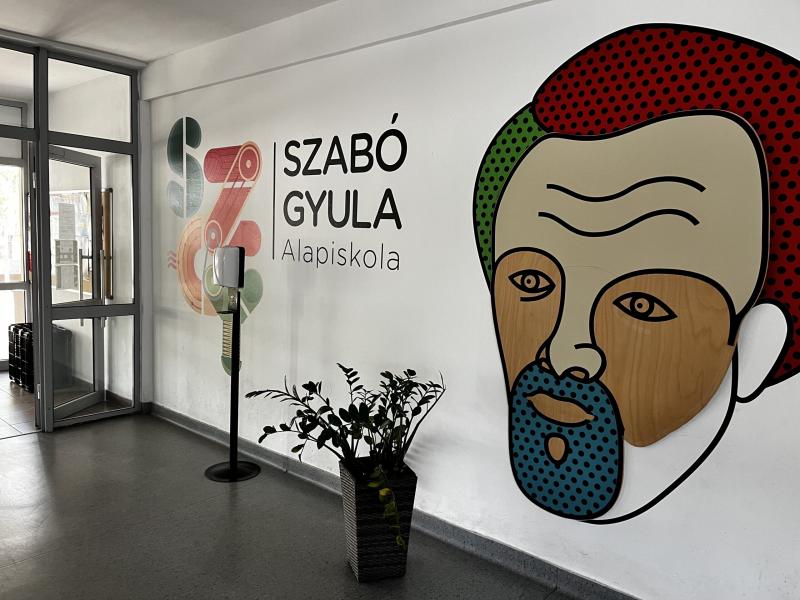 Vizsgálat kezdődött a dunaszerdahelyi iskolapszichológus ügyében, aki gyerekeknek szánt áldozathibáztató kisfilmet mutatott be.