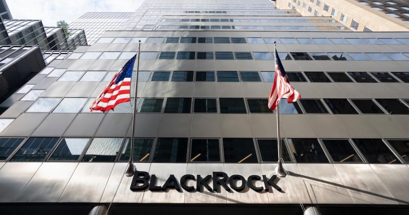 Bloomberg jelentése szerint a BlackRock felfüggesztette az ukrán újjáépítési alap működését. | Demokrata