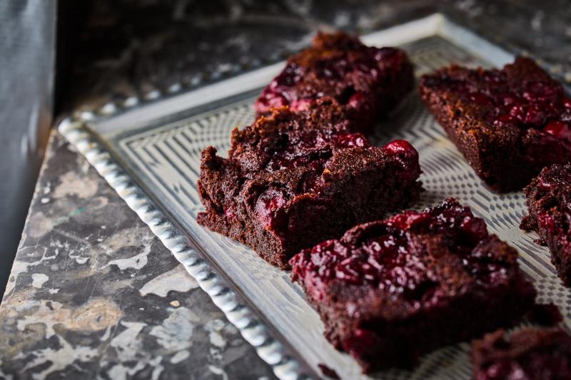 **Meggyes Brownie: Az Édes Élvezet**

A meggyes brownie egy igazi ínycsiklandó desszert, amely ötvözi a csokoládé gazdag ízét a savanykás meggy frissességével. A puha, fudgy brownie alapja sötét csokoládéból készül, amelyet a lágy vaj és a cukor tökéletes