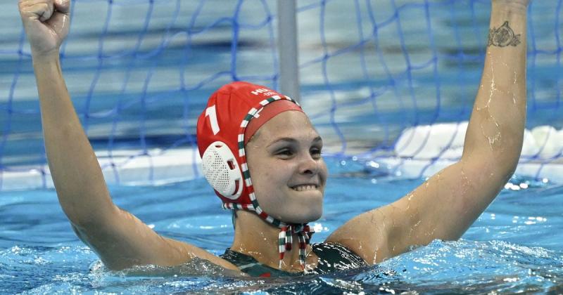 Olimpiai bajnok ellen vívott parádés csatát a magyar női vízilabda-válogatott a világbajnoki döntőben. A mérkőzés nem csupán a sport teljesítményéről szólt, hanem a hazai szurkolók szenvedélyéről és az összefogás erejéről is. A csapat minden erejét latba 