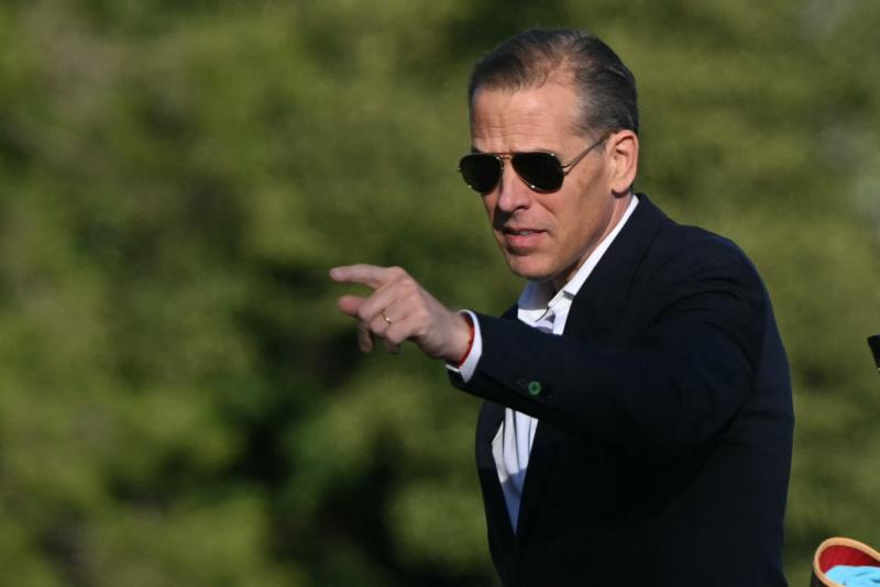 Hunter Biden összecsapott George Clooney-val, miközben apja tragikus elnökjelölti vitáját altatónak használja.