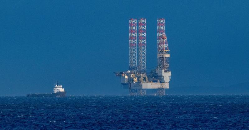 A lengyelek jelentős olaj- és gázlelőhelyeket fedeztek fel a tenger mélyén, ami új lehetőségeket nyithat meg Magyarország számára. Ez a felfedezés nemcsak a regionális energiapolitikát befolyásolhatja, hanem a gazdasági kapcsolatok erősítésére is ösztönöz