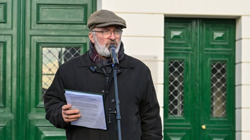 A Kutyapárt józsefvárosi jelöltjének bemutatója váratlanul tömegverekedésbe torkollott. Az esemény, amely eredetileg a politikai diskurzus színtere lett volna, hamarosan a káosz és a feszültség színhelyévé változott.