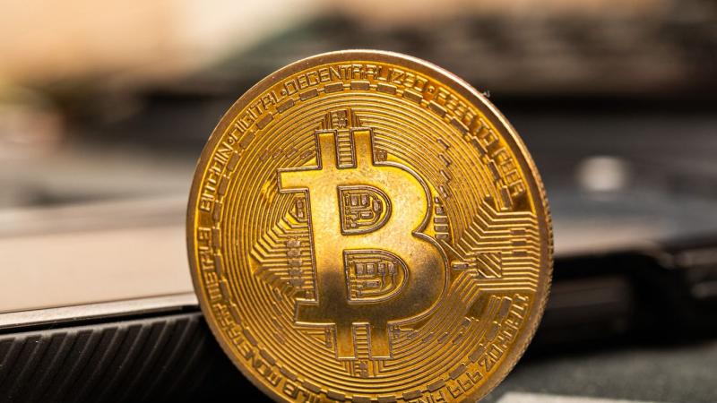 A kriptokaszinók olyan online szerencsejáték-platformok, amelyek a kriptovaluták, például a Bitcoin, Ethereum vagy más digitális valuták használatával működnek. Ezek a kaszinók a hagyományos pénzügyi rendszerek helyett decentralizált megoldásokat alkalmaz