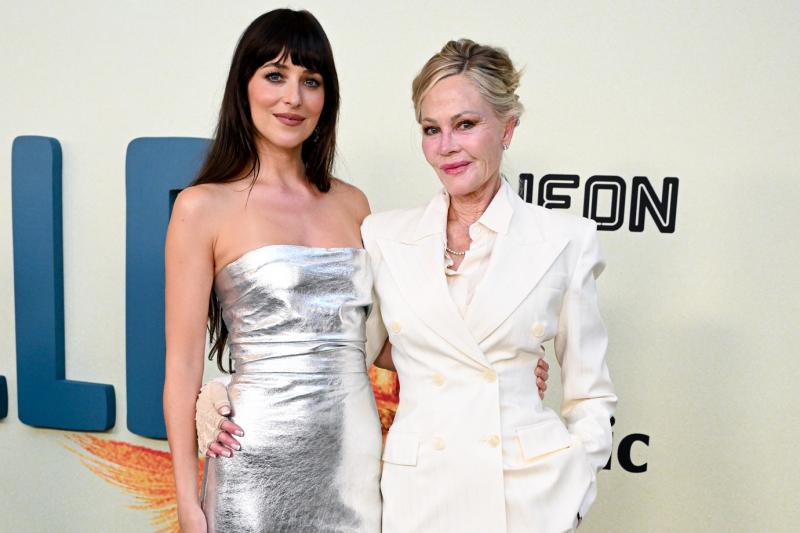 Melanie Griffith arcával kapcsolatban sok szó esett az utóbbi időben, különösen a legújabb képek tükrében, ahol lányával, Dakota Johnsonnal együtt látható. A fotón a két színésznő közötti hasonlóságok és a generációs különbségek is szembetűnőek, de Melani