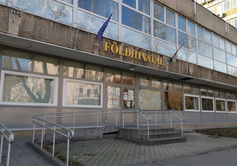 A kiváló időzítés: Hétfőtől elérhetővé válnak a kedvezményes lakáshitelek, azonban az első héten a fővárosi földhivatalok zárva tartanak.