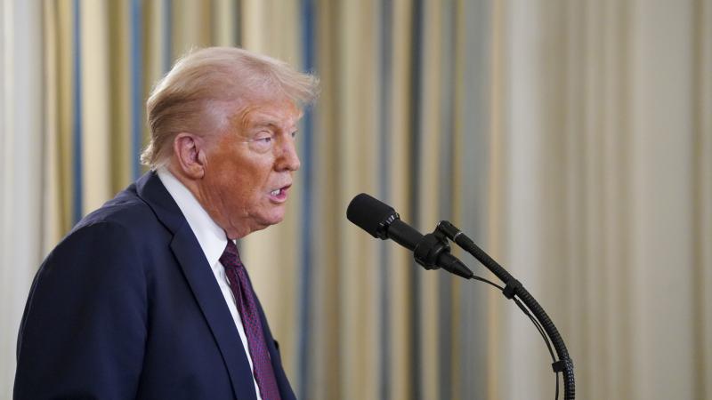 Trump magabiztos léptekkel lépett a tábornokai elé, és szenvedéllyel fűtött beszédet kezdett: 